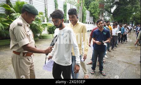 Patna, Inde. 07 juillet 2024. PATNA, INDE - 7 JUILLET : les candidats subissent un contrôle de sécurité à leur arrivée dans un centre d'examen pour se présenter à l'examen EPFO Personal Assistant de l'UPSC au Magadh Mahila College le 7 juillet 2024 à Patna, en Inde. (Photo de Santosh Kumar/Hindustan Times/Sipa USA ) crédit : Sipa USA/Alamy Live News Banque D'Images