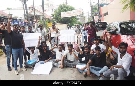 Patna, Inde. 07 juillet 2024. PATNA, INDE - 7 JUILLET : des étudiants de l'Université de Pataliputra manifestent lors de la 8e réunion du sénat devant le J.D. Women's College le 6 juillet 2024 à Patna, en Inde. (Photo de Santosh Kumar/Hindustan Times/Sipa USA ) crédit : Sipa USA/Alamy Live News Banque D'Images