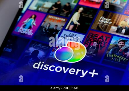 Dans cette illustration photo, le logo de l'application de streaming Discovery plus est affiché sur l'écran du smartphone. Banque D'Images