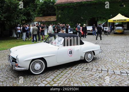 20. Regensburger Classic Rallye, Oldtimer-Rennen bzw Ausfahrt mit Start und Ziel in Regensburg, via Laaber, Beratzhausen, Lupburg, Steinmühle BEI Parsberg, Hexenagger, Kapflberg, Sinzing, Stadtamhof. Foto : Startnummer 48, Mercedes Benz 190 SL Cabrio, Baureihe W121 B II, Baujahr 1961 mit 105 PS *** 20 Regensburger Classic Rallye, course de voitures classiques ou sortie avec départ et arrivée à Regensburg, via Laaber, Beratzhausen, Lupburg, Steinmühle près de Parsberg, Hexenagger, Kapflberg, Sinzing, Stadtamhof photo start number 48, Mercedes Benz 190 SL Cabrio, série de modèles W121 B II, construit en 1961 avec 105 ch Banque D'Images