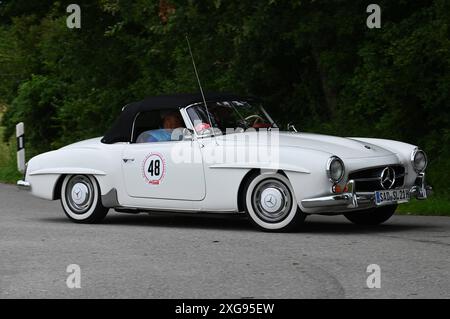 20. Regensburger Classic Rallye, Oldtimer-Rennen bzw Ausfahrt mit Start und Ziel in Regensburg, via Laaber, Beratzhausen, Lupburg, Steinmühle BEI Parsberg, Hexenagger, Kapflberg, Sinzing, Stadtamhof. Foto : Startnummer 48, Mercedes Benz 190 SL Cabrio, Baureihe W121 B II, Baujahr 1961 mit 105 PS *** 20 Regensburger Classic Rallye, course de voitures classiques ou sortie avec départ et arrivée à Regensburg, via Laaber, Beratzhausen, Lupburg, Steinmühle près de Parsberg, Hexenagger, Kapflberg, Sinzing, Stadtamhof photo start number 48, Mercedes Benz 190 SL Cabrio, série de modèles W121 B II, construit en 1961 avec 105 ch Banque D'Images