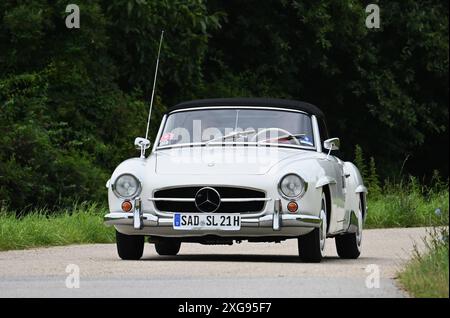 20. Regensburger Classic Rallye, Oldtimer-Rennen bzw Ausfahrt mit Start und Ziel in Regensburg, via Laaber, Beratzhausen, Lupburg, Steinmühle BEI Parsberg, Hexenagger, Kapflberg, Sinzing, Stadtamhof. Foto : Startnummer 48, Mercedes Benz 190 SL Cabrio, Baureihe W121 B II, Baujahr 1961 mit 105 PS *** 20 Regensburger Classic Rallye, course de voitures classiques ou sortie avec départ et arrivée à Regensburg, via Laaber, Beratzhausen, Lupburg, Steinmühle près de Parsberg, Hexenagger, Kapflberg, Sinzing, Stadtamhof photo start number 48, Mercedes Benz 190 SL Cabrio, série de modèles W121 B II, construit en 1961 avec 105 ch Banque D'Images