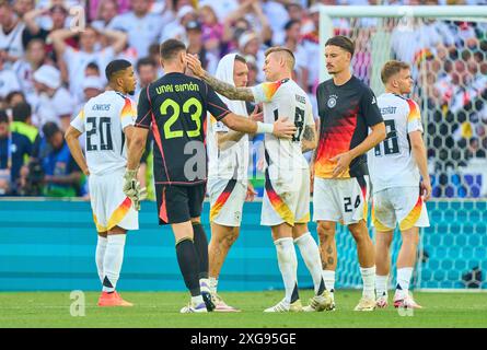 Stuttgart, Allemagne. 05 juillet 2024. Toni Kroos, DFB 8 félicitations de Unai Simon, ESP 23 Benjamin Henrichs, DFB 20 Robin Koch, DFB 24 Maximilian Mittelstaedt, DFB 18 SAD après le match de quart de finale ALLEMAGNE - ESPAGNE 1-2 N.V. des Championnats d'Europe de l'UEFA 2024 le 5 juillet 2024 à Stuttgart, Allemagne. Photographe : ddp images/STAR-images crédit : ddp Media GmbH/Alamy Live News Banque D'Images