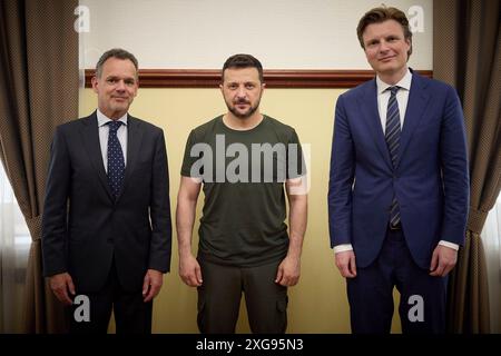 Odessa, Ukraine. 07 juillet 2024. Le président ukrainien Volodymyr Zelenskyy, au centre, pose avec le ministre néerlandais des Affaires étrangères Caspar Veldkamp, à gauche, et le ministre de la Défense Ruben Brekelmans, à droite, avant le début des discussions bilatérales, le 7 juillet 2024 à Odessa, en Ukraine. Crédit : Présidence ukrainienne/Bureau de presse présidentiel ukrainien/Alamy Live News Banque D'Images