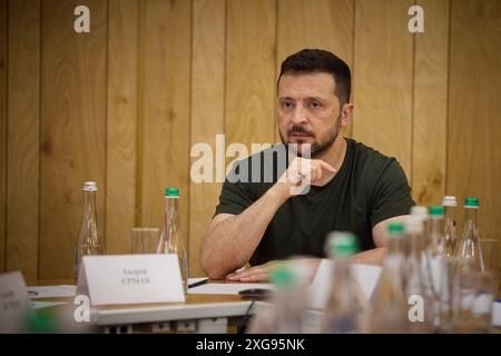 Odessa, Ukraine. 07 juillet 2024. Le président ukrainien Volodymyr Zelenskyy, écoute lors d’un briefing sur la situation militaire le long de la côte de la mer Noire avec des dirigeants militaires et civils, le 7 juillet 2024 à Odessa, Ukraine. Crédit : Présidence ukrainienne/Bureau de presse présidentiel ukrainien/Alamy Live News Banque D'Images