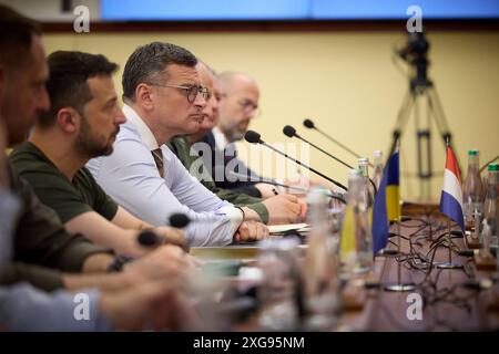 Odessa, Ukraine. 07 juillet 2024. Le président ukrainien Volodymyr Zelenskyy, à gauche, et le ministre des Affaires étrangères Dmytro Kuleba, au centre, écoutent lors d’une discussion bilatérale avec le ministre néerlandais des Affaires étrangères Caspar Veldkamp et le ministre de la Défense Ruben Brekelmans, le 7 juillet 2024 à Odessa, en Ukraine. Crédit : Présidence ukrainienne/Bureau de presse présidentiel ukrainien/Alamy Live News Banque D'Images