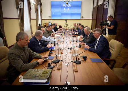 Odessa, Ukraine. 07 juillet 2024. Le président ukrainien Volodymyr Zelenskyy, à gauche, lors d’une discussion bilatérale avec le ministre néerlandais des Affaires étrangères Caspar Veldkamp nouvellement nommé et le ministre de la Défense Ruben Brekelmans, à droite, et des délégations, le 7 juillet 2024 à Odessa, Ukraine. Crédit : Présidence ukrainienne/Bureau de presse présidentiel ukrainien/Alamy Live News Banque D'Images