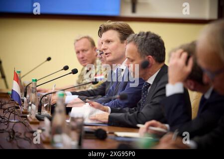 Odessa, Ukraine. 07 juillet 2024. Le ministre néerlandais de la Défense Ruben Brekelmans, au centre, et le ministre des Affaires étrangères Caspar Veldkamp, à droite, lors de discussions bilatérales avec le président ukrainien Volodymyr Zelenskyy et des délégations, le 7 juillet 2024 à Odessa, Ukraine. Crédit : Présidence ukrainienne/Bureau de presse présidentiel ukrainien/Alamy Live News Banque D'Images