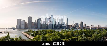 Vue panoramique sur les gratte-ciel de Lower Manhattan et le pont de Brooklyn depuis Brooklyn Heights Promenade sur l'East River par un matin de printemps clair. Banque D'Images