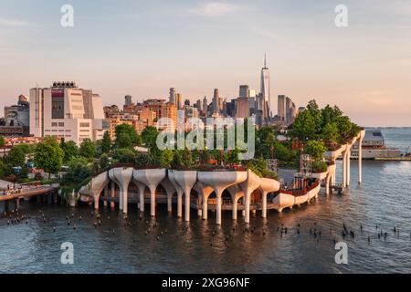 NEW YORK - 20 MAI 2024 : longue exposition de Little Island au-dessus de l'Hudson River à Chelsea, New York, avec la ligne d'horizon du Lower Manhattan comme une superbe BA Banque D'Images