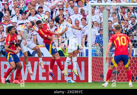 David Raum, DFB 3 Emre Can, DFB 25 Competition for the ball, Tackling, duel, header, zweikampf, action, combat contre Rodrigo, ESP 16 Aymeric Laporte, ESP 14 dans le match quart de finale ALLEMAGNE - ESPAGNE 1-2 N.V. des Championnats d'Europe de l'UEFA 2024 le 5 juillet 2024 à Stuttgart, Allemagne. Photographe : Peter Schatz Banque D'Images