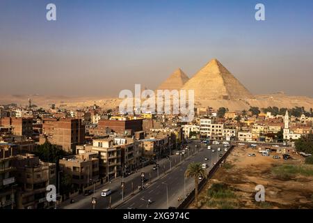 Les grandes pyramides de Gizeh, tôt le matin, vue de lueur matinale depuis un bâtiment, Gizeh, le Caire, Egypte, Afrique du Nord, Afrique Banque D'Images