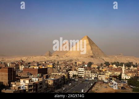 Les grandes pyramides de Gizeh, tôt le matin, vue de lueur matinale depuis un bâtiment, Gizeh, le Caire, Egypte, Afrique du Nord, Afrique Banque D'Images
