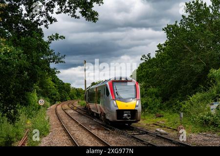 Train de voyageurs approchant Westerfield sur la ligne East Suffolk entre Lowestoft et Ipswich Banque D'Images