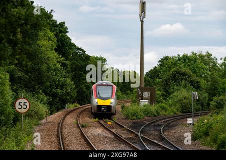 Train de voyageurs approchant de la jonction de l'embranchement Felixstowe sur la ligne East Suffolk entre Lowestoft et Ipswich Banque D'Images