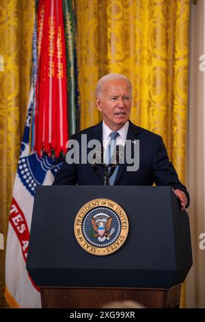 Le président Joe Biden prend la parole dans la salle est lors d'une cérémonie de remise de la médaille d'honneur pour les U.S. Army Pvts. George D. Wilson et Philip G. Shadrach à la Maison Blanche à Washington, D.C. le 3 juillet 2024. Wilson et Shadrach reçoivent des médailles d'honneur pour leurs actes de bravoure au cours de la « Grande poursuite de locomotive » d'avril 1862 pendant la guerre de Sécession. (Photo de l'armée américaine par Henry Villarama) Banque D'Images