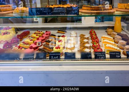 Pâtisseries françaises exposées dans un café à Paris Banque D'Images