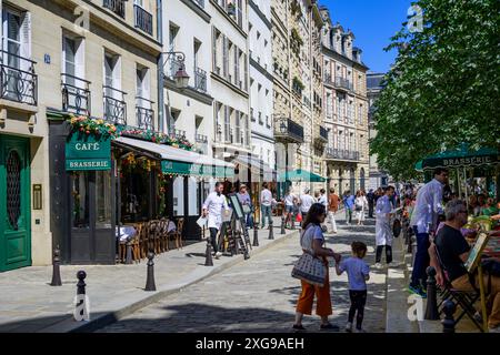 Rues animées de Paris Banque D'Images