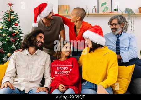 Heureuse famille caucasienne assise ensemble sur le canapé pendant la veille de noël Banque D'Images
