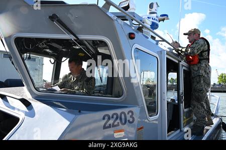 NORFOLK, Virginie (5 juillet 2024) les superviseurs de la formation à la sécurité portuaire terminent les contrôles de garde des bateaux de sécurité portuaire MetalCraft de 27 pieds (HSB) le 5 juillet au cours de la formation organisée sur la base navale de Norfolk. Ces bateaux font partie d'un plan de remplacement progressif dans toute la région, et une formation a été donnée par les opérations portuaires du centre de l'Atlantique de la région navale sur la façon d'exploiter les nouveaux SSM. (Photo de l'US Navy par Elizabeth Reisen) Banque D'Images