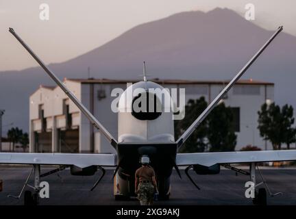 STATION AÉRIENNE NAVALE SIGONELLA, Italie (2 juillet 2024) Aviation les aviateurs Mia Martinez Mora, affecté à l'escadron de patrouille sans pilote (VUP) 19, escorte un MQ-4C Triton pour un vol postérieur à la base aérienne navale (NAS) Sigonella, Italie, 2 juillet 2024. Le VUP-19 est déployé dans la zone d'opérations de la 6e flotte des États-Unis pour mener des missions à l'appui des forces navales en Europe et en Afrique. (Photo US Navy par LT Alex Delgado/publié) Banque D'Images