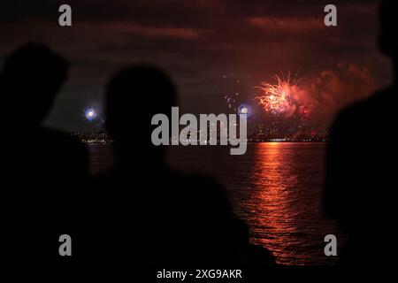 Les Marines et marins américains affectés à la 15th Marine Expeditionary Unit et le navire d'assaut amphibie USS Boxer (LHD 4) regardent des feux d'artifice au-dessus de la baie de San Diego lors d'une célébration du 4 juillet à bord du Boxer dans l'océan Pacifique le 4 juillet 2024. Des éléments de la 15e MEU sont actuellement embarqués à bord du Boxer Amphibious Ready Group menant des opérations de routine dans la 3e flotte américaine. (Photo du corps des Marines des États-Unis par le caporal Amelia Kang) Banque D'Images