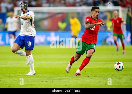 Hambourg, Allemagne. 05 juillet 2024. Joao Cancelo (20 ans) du Portugal et Kylian Mbappe (10 ans) de France vus lors du match de quart de finale de l'UEFA Euro 2024 entre le Portugal et la France au Volksparkstadion à Hambourg. Banque D'Images