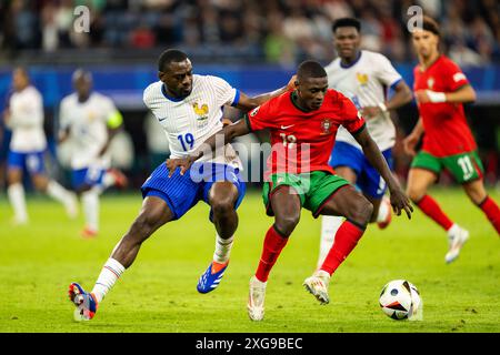 Hambourg, Allemagne. 05 juillet 2024. Nuno Mendes (19 ans), du Portugal, et Youssouf Fofana (19 ans), de France, vus lors du match des quarts de finale de l'UEFA Euro 2024 opposant le Portugal et la France au Volksparkstadion à Hambourg. Banque D'Images
