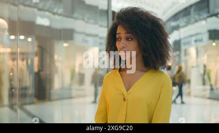 Femme afro-américaine dans le centre commercial regardant les vêtements de vitrine de boutique à prix élevé cher magasin de rabais de client de boutique magasin acheteur Banque D'Images