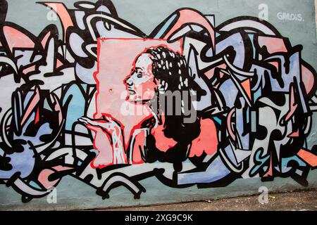 Profil d'une jeune femme murale dans une ruelle près du boulevard Saint-Laurent au centre-ville de Montréal, Québec, Canada Banque D'Images