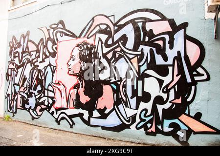 Profil d'une jeune femme murale dans une ruelle près du boulevard Saint-Laurent au centre-ville de Montréal, Québec, Canada Banque D'Images