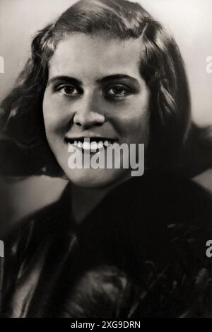 1942 , ITALIE : la plus célèbre astrophysicienne italienne et diffuseuse scientifique MARGHERITA HACK ( 1922 - 2013 ), quand était une jeune fille âgée de 20 ans . Photographe inconnu .- HISTOIRE - FOTO STORICHE - personalità da bambino bambini bambina da giovane - personnalité personnalités quand était jeune fille - ADOLESCENTE - RAGAZZA - femme - HISTOIRE - FOTO STORICHE - portrait - ritratto - SCIENZA - SCIENCE - SCIENZIATA - ASTRONOMIA - ASTRONOMO - ASTRONOMA - FISICA - SCIENCE - SCIENCE - SCIENTIFIQUE - ASTRONOMIE - ASTRONOME - ASTRONOM - PHYSIQUE - SOURIRE - SORRISO --- ARCHIVIO GBB Banque D'Images