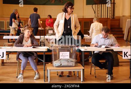 Paris, France. 07 juillet 2024. Les citoyens français votent lors du dernier tour des élections législatives anticipées à Paris, en France, le dimanche 7 juillet 2024. Les élections ont provoqué un parlement suspendu, avec une alliance de gauche prenant de façon inattendue la première place devant l'extrême droite, laissant les partis politiques français confrontés à la tâche redoutable de mettre sur pied un gouvernement. Photo de Maya Vidon-White/UPI crédit : UPI/Alamy Live News Banque D'Images