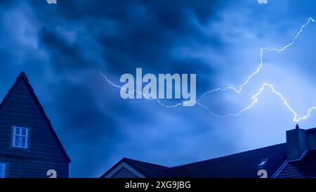 Orage au-dessus d'une ville Banque D'Images