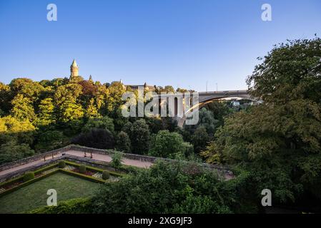 Pont Adolphe enjambant la vallée de la Pétrusse un après-midi d'été - Luxembourg Banque D'Images