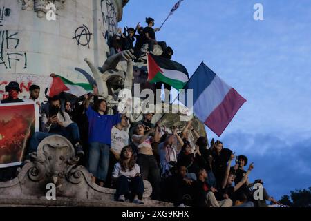 Saint Ouen, Paris, France. 7 juillet 2024. Les manifestants affrontent la police à Paris. Légende : les manifestants s'affrontent avec les forces de police à la périphérie d'un rassemblement pour la nuit des élections après les résultats du deuxième tour des élections législatives françaises sur la place de la République à Paris, France, le 7 juillet 2024. Une large coalition de gauche conduisait des élections législatives françaises serrées, devant les centristes du président et l'extrême droite, sans qu'aucun groupe ne remporte la majorité absolue, ont montré les projections. Crédit : ZUMA Press, Inc/Alamy Live News Banque D'Images