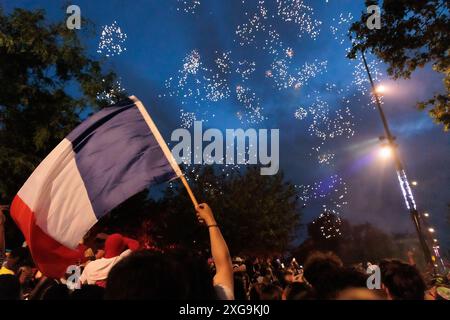 Saint Ouen, Paris, France. 7 juillet 2024. Les manifestants affrontent la police à Paris. Légende : les manifestants s'affrontent avec les forces de police à la périphérie d'un rassemblement pour la nuit des élections après les résultats du deuxième tour des élections législatives françaises sur la place de la République à Paris, France, le 7 juillet 2024. Une large coalition de gauche conduisait des élections législatives françaises serrées, devant les centristes du président et l'extrême droite, sans qu'aucun groupe ne remporte la majorité absolue, ont montré les projections. Crédit : ZUMA Press, Inc/Alamy Live News Banque D'Images