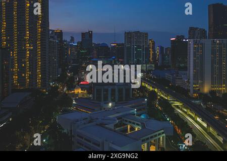 Jakarta, Indonésie - 12 mai 2024. Cette photo aérienne montre l'énergie vibrante de Jakarta la nuit. Banque D'Images