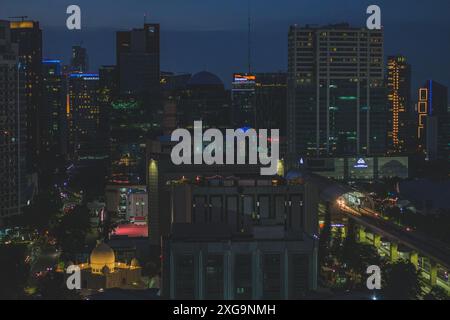 Jakarta, Indonésie - 12 mai 2024. Cette photo capture le paysage urbain de Jakarta la nuit. Les silhouettes des gratte-ciel dominent le premier plan, tandis que Banque D'Images