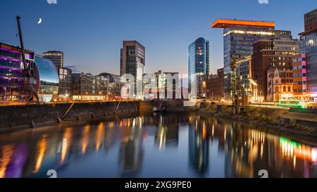 Skyline media Harbour Düsseldorf à l'heure bleue Banque D'Images