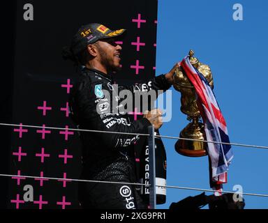 Circuit de Silverstone, Northamptonshire, Royaume-Uni. 7 juillet 2024. Formule 1 2024 Qatar Airways Grand Prix de F1 britannique ; Race Day ; Lewis Hamilton, Mercedes sur le podium après sa victoire crédit : action plus Sports/Alamy Live News Banque D'Images