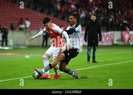 Porto Alegre, Brésil. 7 juillet 2024. Fabrício Bustos de l'Internacional et Léo de Vasco da Gama, lors du championnat brésilien Un match de football 2024, au stade Beira-Rio, à Porto Alegre, Brésil. Crédit : Ronaldo Funari/Alamy Live News Banque D'Images