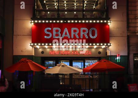 En face de la pizza de New York place Sbarro à Buenos Aires la nuit sur l'avenue Corrientes Banque D'Images