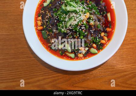 Délicatesse locale chinoise : nouilles claires, Liang Fen, un plat savoureux de sauce salée, acidulée et épicée, rempli d'huile de piment et d'ail Banque D'Images