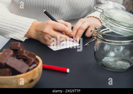 Calendrier de l'Avent original en pot en verre et bonbons au chocolat sucré concept de Noël. Compte à rebours jusqu'aux vacances d'hiver. Calendrier de l'AVENT fait main. Bricolage étape par étape faites-le vous-même Banque D'Images