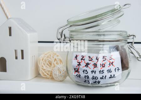 Calendrier de l'Avent original en pot en verre et bonbons au chocolat sucré concept de Noël. Compte à rebours jusqu'aux vacances d'hiver. Calendrier de l'AVENT fait main. Bricolage étape par étape faites-le vous-même Banque D'Images