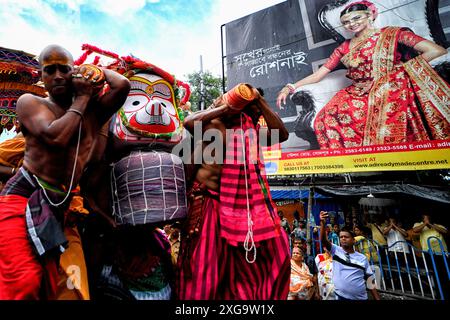 Kolkata, Inde. 07 juillet 2024. Un groupe de prêtres transporte le seigneur hindou Balabhadra au chariot pendant le Rath Yatra annuel, ou festival de chars. Selon la mythologie hindoue, le Ratha Yatra remonte à quelque 5 000 ans lorsque le Dieu hindou Krishna, avec son frère aîné Balaram et sa sœur Subhadra, ont été tirés sur un char de Kurukshetra à Vrindavana par les dévots de Krishna. Crédit : SOPA images Limited/Alamy Live News Banque D'Images