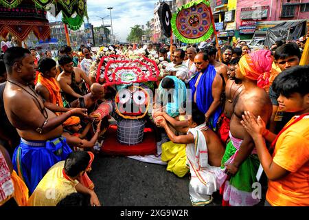 Kolkata, Inde. 07 juillet 2024. Les dévots hindous offrent des prières lorsqu'ils assistent au ''Rath'', ou au char du Seigneur Jagannath, pour chercher des bénédictions pendant le Rath Yatra annuel, ou procession de char, à Kolkata. Selon la mythologie hindoue, le Ratha Yatra remonte à quelque 5 000 ans lorsque le Dieu hindou Krishna, avec son frère aîné Balaram et sa sœur Subhadra, ont été tirés sur un char de Kurukshetra à Vrindavana par les dévots de Krishna. Crédit : SOPA images Limited/Alamy Live News Banque D'Images