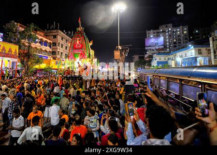 Kolkata, Inde. 07 juillet 2024. Les dévots hindous assistent au Rath Yatra annuel, ou procession de chars, à Kolkata. Selon la mythologie hindoue, le Ratha Yatra remonte à quelque 5 000 ans lorsque le Dieu hindou Krishna, avec son frère aîné Balaram et sa sœur Subhadra, ont été tirés sur un char de Kurukshetra à Vrindavana par les dévots de Krishna. Crédit : SOPA images Limited/Alamy Live News Banque D'Images