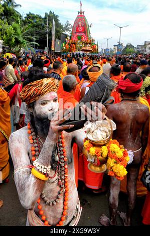 Kolkata, Inde. 07 juillet 2024. Un Naga Sadhu, ou 'homme Saint Hindu, vu pendant le Rath Yatra annuel, ou festival de chars. Selon la mythologie hindoue, le Ratha Yatra remonte à quelque 5 000 ans lorsque le Dieu hindou Krishna, avec son frère aîné Balaram et sa sœur Subhadra, ont été tirés sur un char de Kurukshetra à Vrindavana par les dévots de Krishna. Crédit : SOPA images Limited/Alamy Live News Banque D'Images